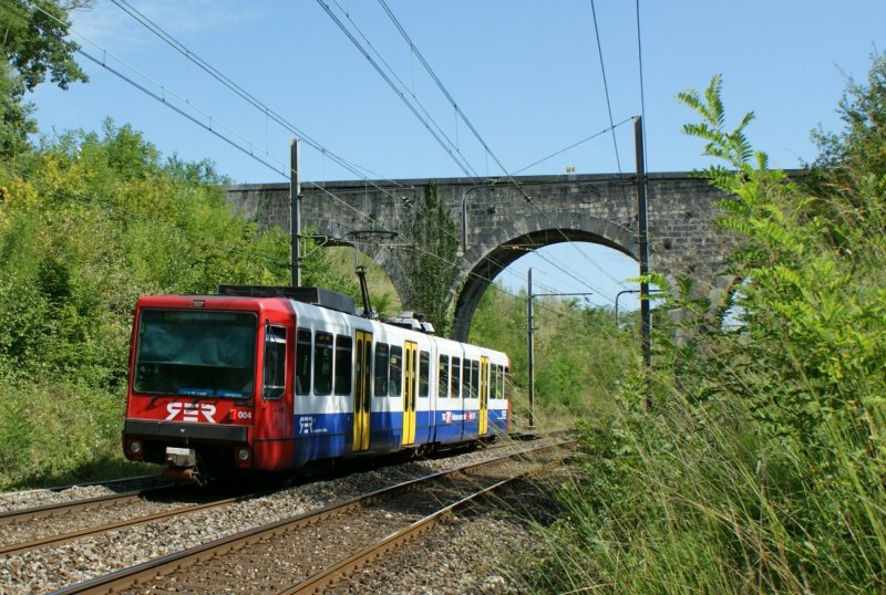 Der SBB Bem 550 004-6  La Grôle  ist als RER 96743 zwischen Russin und Satigny unterwegs und auf dem Weg nach Genève. Ein Foto auf dem Regionalfahrplan Genève - La Plaine - Bellegarde hatte mich an diese Fotostelle gelockt, doch die Profiaufnahme auf dem Regionalfahrplan entstand für mich unerreichbar auf der gegenüberliegenden Gleisseite. 

5. September 2008

