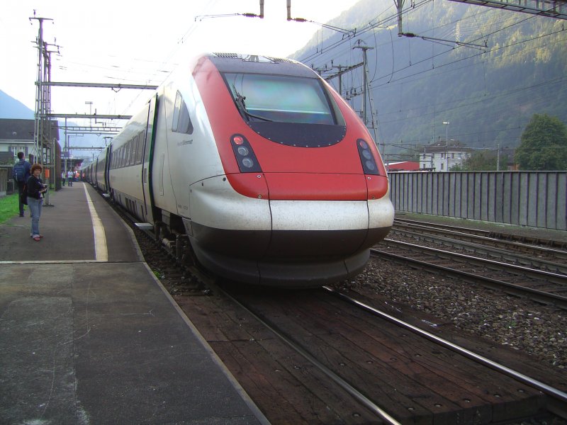 Der SBB ICN auf Gleis 1 im Bahnhof Erstfeld. Dieser Zug ist als Extrazug gefahren wegen dem Gotthardjubilum. (08.09.2007) 