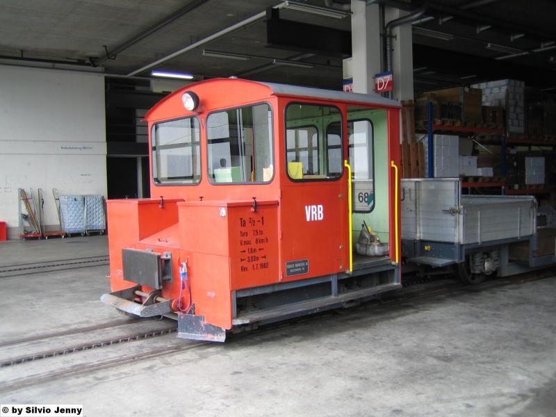 Der TA 2/2 1 erbaut bei Stadler Bussnang stand am 6.8.05 im Depot Vitznau.