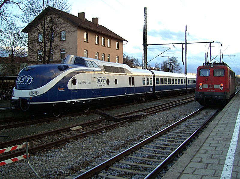 Der TEE der ESG am 06.02.2008 in Mnchen Moosach als Restaurant abgestellt auf Gleis 1 und auf Gleis 3 rollt die 139 165 durch den Bahnhof. 