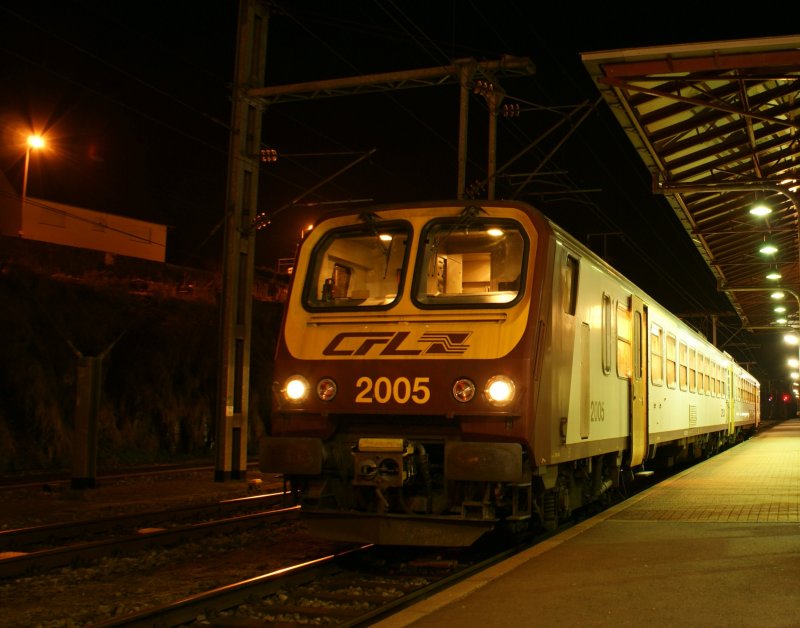 Der Triebzug Z 2005 wartet am spten Abend als RE 3798 in Troisvierges auf Fahrgste Richtung Luxembourg (Stadt). 
30. Mrz 2009