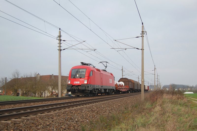 Der Ur-Taurus 1016 001 ist am 15.11.2008
mit einem kurzen Gterzug bei Oftering
unterwegs gewesen.