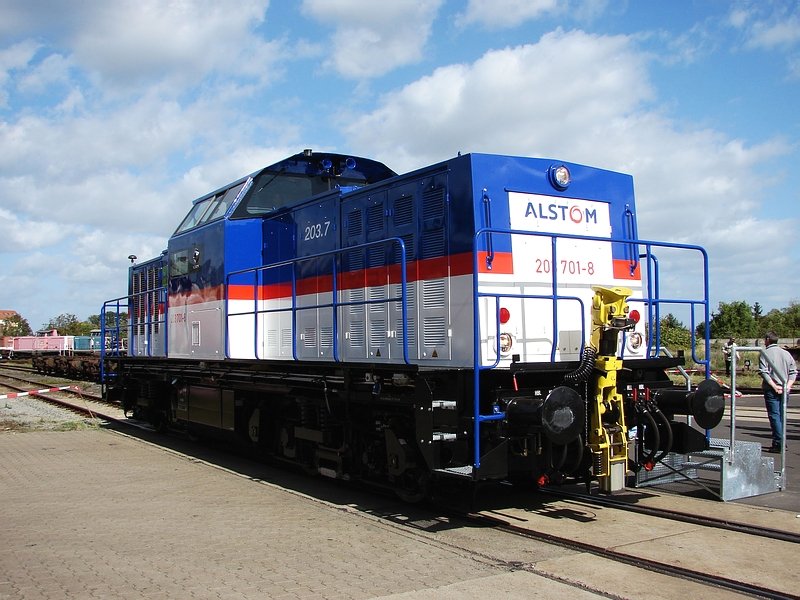 Der Versuchstrger 203 701 fr die Hybridtechnik der Firma Alstom Stendal prsentiert sich am Tag der offenen Tr und steht bereit fr kleine Fhrerstandsmitfahrten. (15.09.07)  