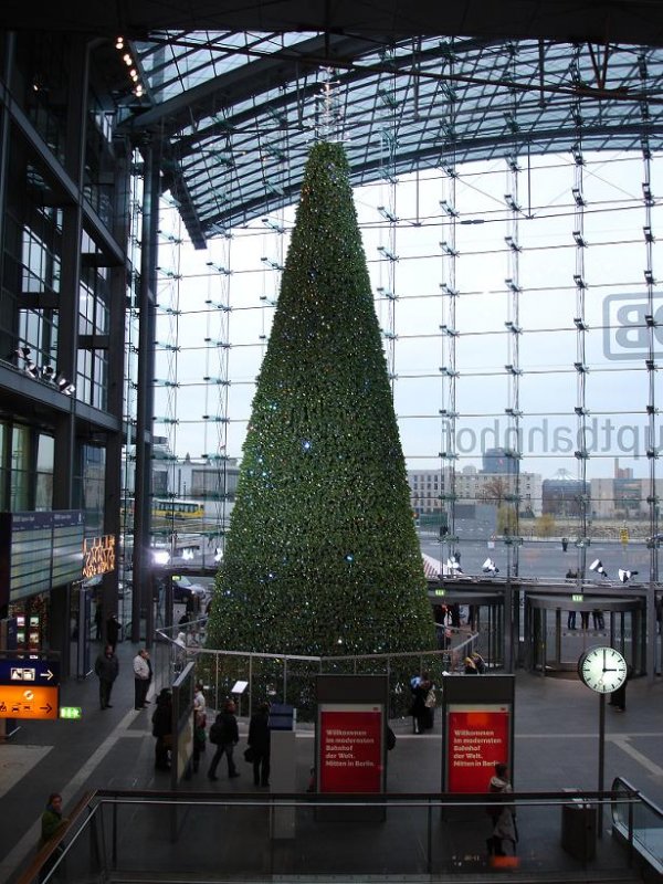 Der wertvollste Weihnachtsbaum der Hauptstadt wurde von der DB in Zusammenarbeit mit dem Namhaften Juwelier Swarovski, im Berliner Hauptbahnhof aufgestellt! Wert: ca.2Mio !!!

Berlin Hauptbahnhof, 4.Dezember 2006
