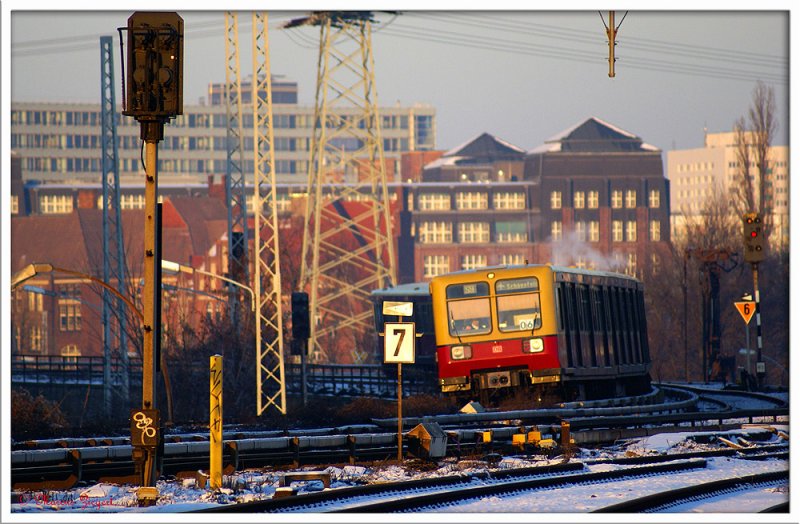 Der Winter kommt - BR 485 als S 9 nach Schnefeld. Da fuhr sie noch ber die Sdkurve | Die Aufnahme entstand bei einem Spaziergang zwischen den Bahnhfen Treptower Park und Ostkreuz | 11.01.2009