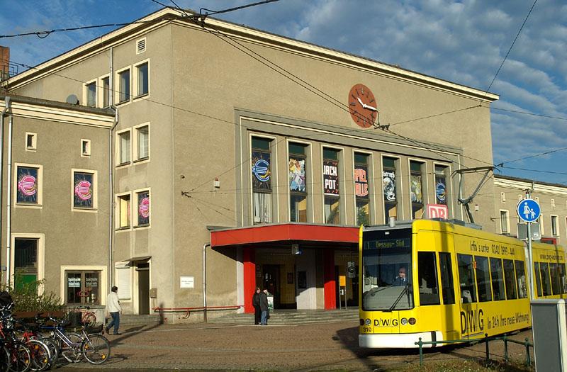 An einem sonnigen Tag im Sp�therbst passiert ein Niederflurwagen der