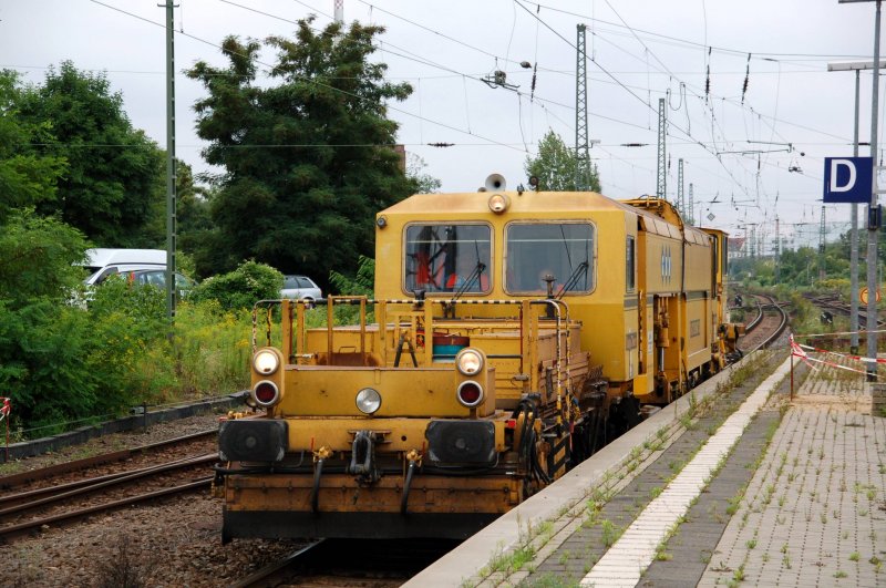 Am 03.08.09 fuhr diese Stopfmaschine durch den Hbf Dessau Richtung