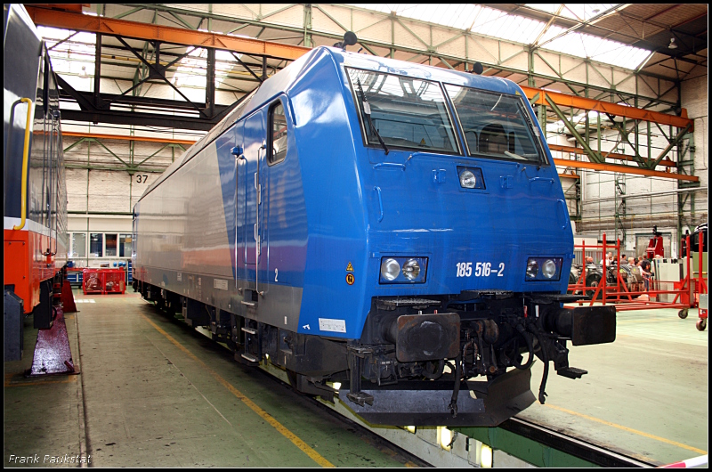 OHE 185 516-2 steht in der Halle 1 und kann