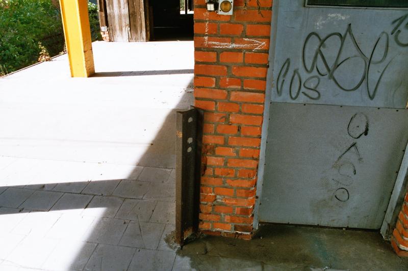 Detail an der Umladerampe , Schutz der Mauer durch ein altes Schienenstck.
Im Bild oben links ist der Eingang, in die Umladehalle zu sehen. 