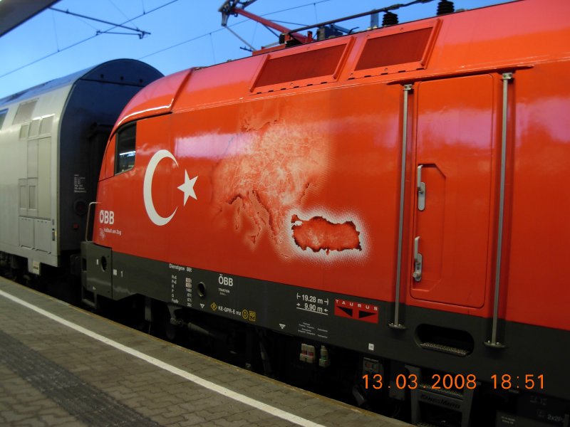 Detailansicht der trkischen EM-Sonderlok whrend eines Aufenthaltes im Bahnhof Wien Meidling (13.3.2008).