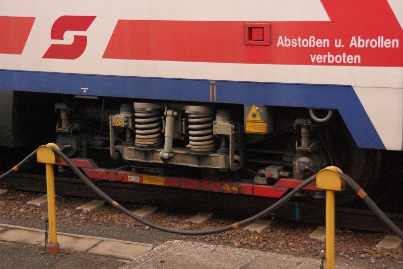 Detailaufnahme der Mess-Vorrichtung am Drehgestell des Oberbau-Mess- und Versuchswagen. (10.11.2008).