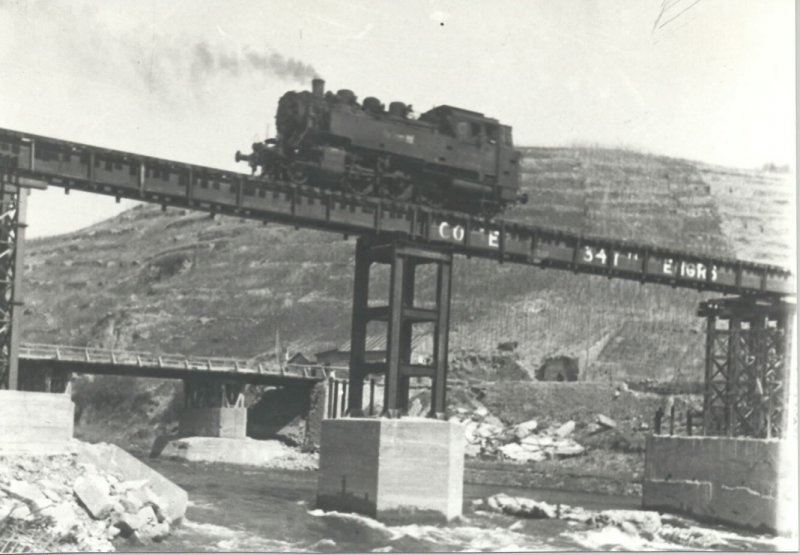Aus einem alten Familienalbum. Dampflok auf der provisorischen Eisenbahnbr�cke zwischen