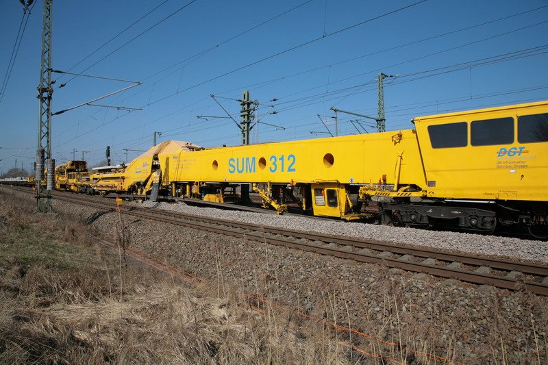 SUM 312 of DGT works in the station Ludwigslust. 02.04.2009