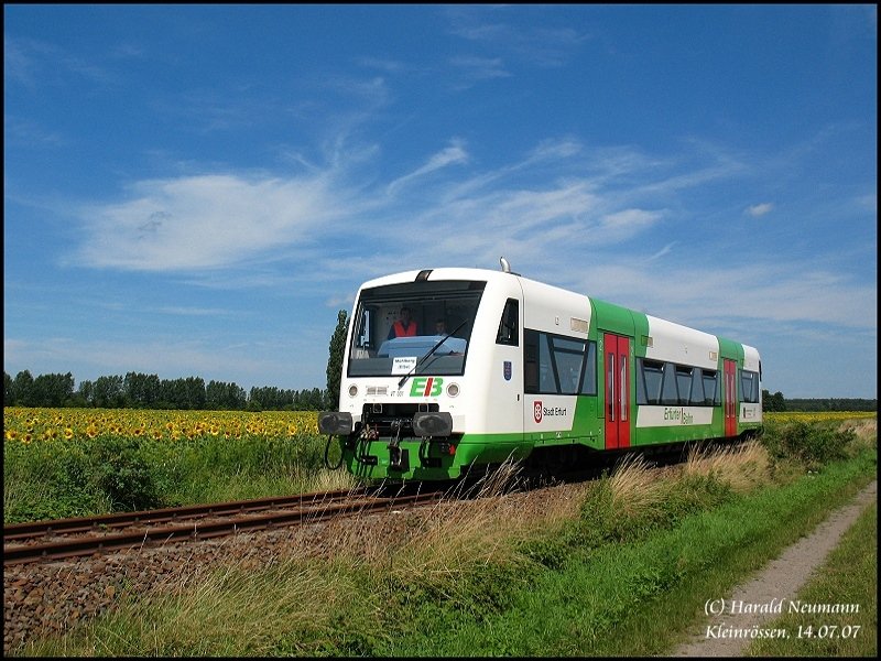 Am 14.07.07 f�hrt der TW001 der EIB durchs flache sonnenblumengeschm�ckte