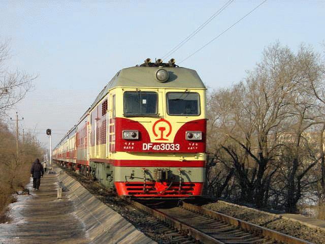 DF4(D) 3033 vor regionalem Personenzug auf der Transsib-Strecke bei Harbin, Januar 2002 - siehe auch: http://www.railwaysofchina.com/df4d.htm