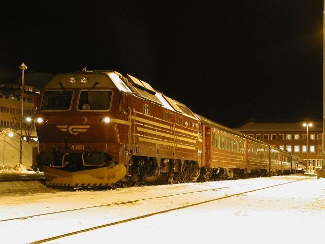 Di4 651 vor dem Nachtexpress 476 nach Trondheim in Bod, 14.03.2002