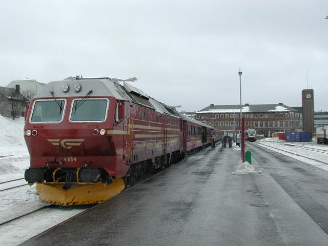 Di4 654 steht mit dem sdgehenden  Nordlandexpress  abfahrtbereit im Bahnhof Bod; 15.03.2002