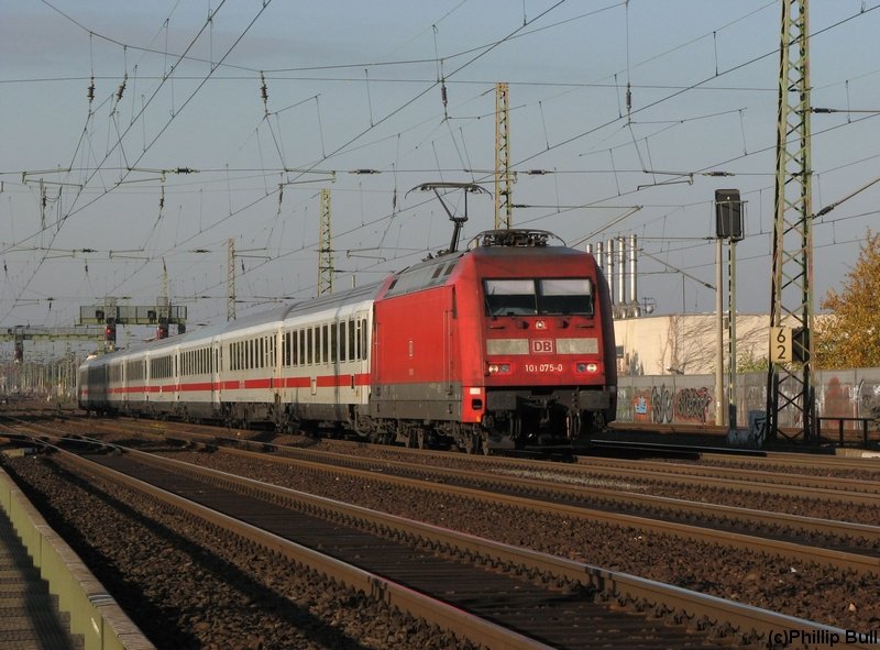 Die 101 075-0 zieht am 23.10.07 den IC2235 durch Hannover-Leinhausen und erreicht kurze Zeit spter den Endbahnhof Hannover Hbf