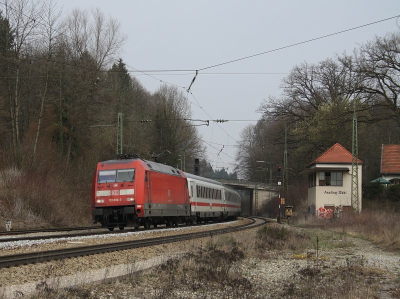 Die 101 090 mit einem  EC bei der Durchfahrt in Aling. 