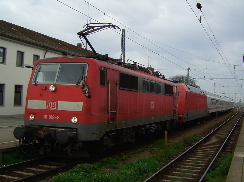Die 111 018 und 101 041 am 19.04.2008 mit den Kurswagen des IC Rottalerland in Plattling.