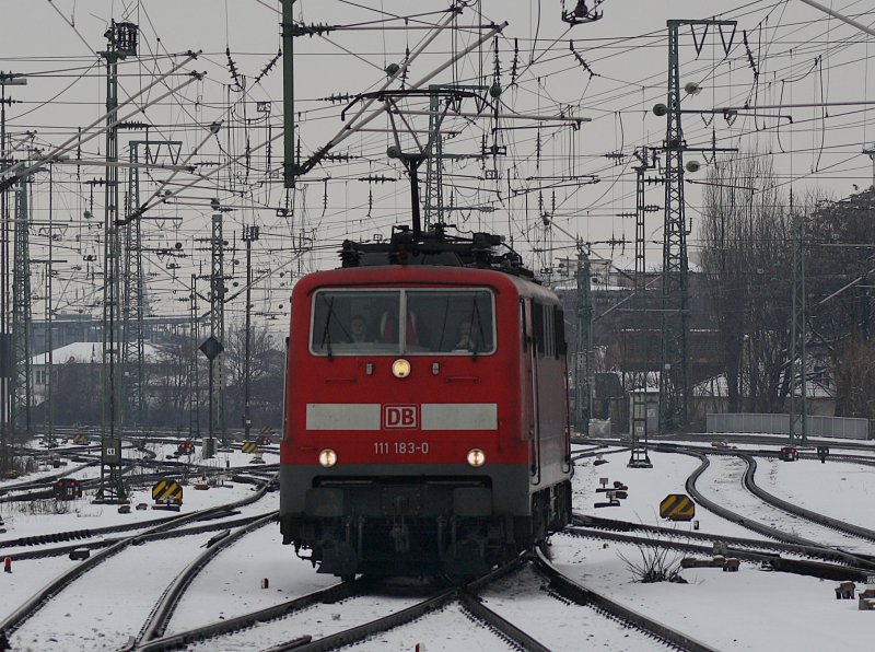 Die 111 183 am 20.02.2009 bei einer Rangierfahrt im Nrnberger Hbf. 