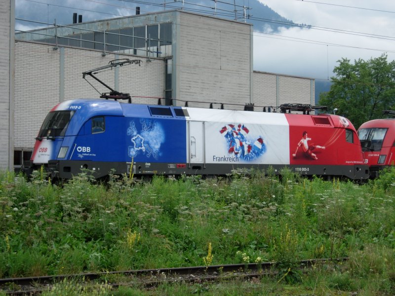 Die 1116 003-3 *EM-Frankreich* wartet im Depot Buchs SG auf ihren Gegenzug. 20.07.08
