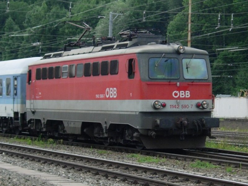 Die 1142 590-7 zieht den IC Argam von Salzburg Hbf nach Graz Hbf. Dieser Zug wurde ganz aus alten deutschen IR Wagen gebildet und wurde als 4010-Ersatz gefhrt. in Leoben am 31.07.08