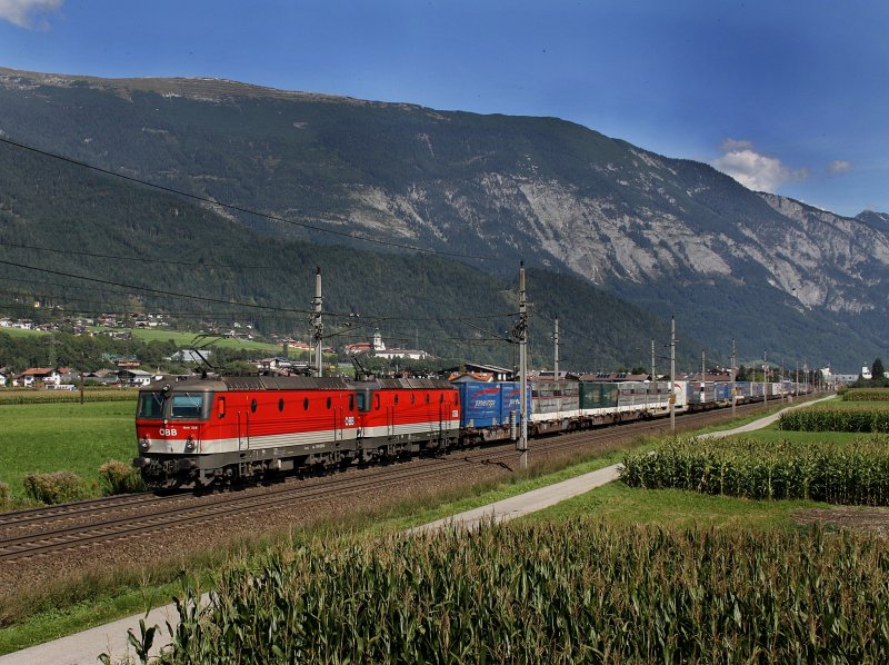 Die 1144 225 und die 1144 204 mit einem KLV-Zug am 19.09.2009 unterwegs bei Schwaz. 