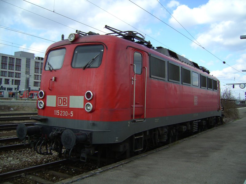 Die 115 230 am 24.03.2008 abgestellt auf einem Abstellgleis in Mnchen Ost. 