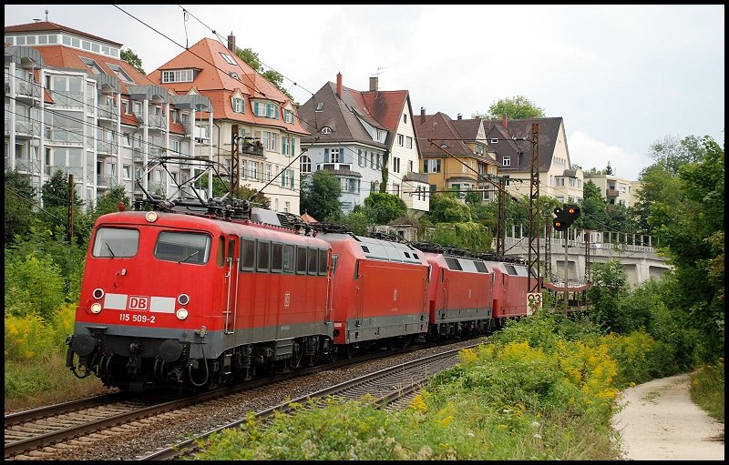 Die 115 509 zieht einen PbZ von Frankfurt nach Mnchen. Im Zug eingereiht war die 101 114 + 120 143 + orientrote 120 139 + 2x Autotransportwagen (DB AutoZug). Aufgenommen am 16.Augsut 2008 kurz vor der Bahnhofseinfahrt in Ulm.