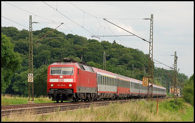 Die 120 135 ist mit dem EC 114  Wrthersee  bis Stuttgart Hbf unterwegs. In Stuttgart Hbf wird die Lok gewechselt und der Zug fhrt weiter bis Dortmund Hbf. Aufgenommen im Juli 2008 bei Halzhausen.