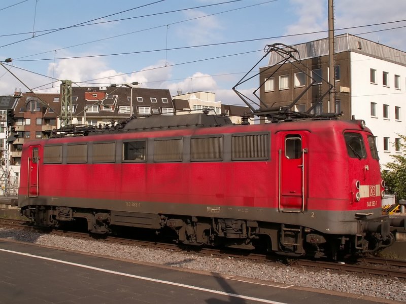 Die 140 383-1 wartet im Dsseldorfer Hauptbahnhof auf eine neue Aufgabe. Das Foto stammt vom 18.04.2007