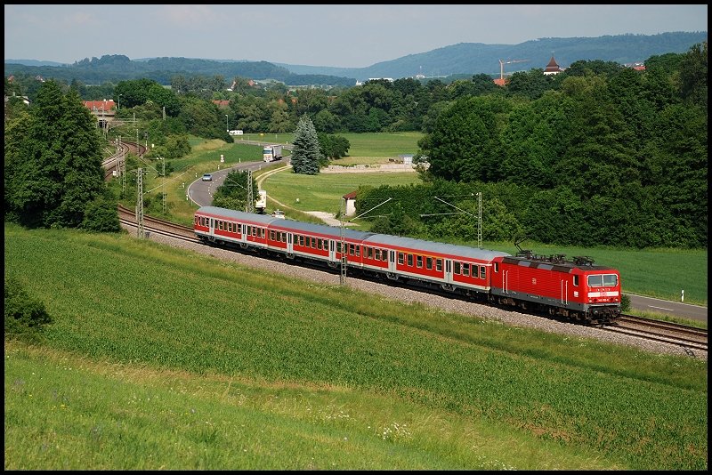 Die 143 012 fuhr mit dem ( 3-Wagen-RE ) RE 19468 von Aalen nach Stuttgart Hbf. Aufgenommen am 06.Juni 2008 bei Mgglingen.