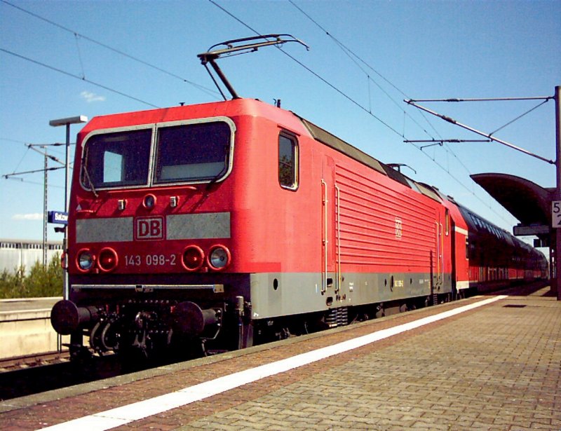 Die 143 098-2 ist gerade aus Uelzen in SALZWEDEL eingetroffen als Zugende im Wendezugbetrieb mit drei roten Doppelstockwagen (2.Mai). Weiterfahrt ber Stendal nach Magdeburg. --