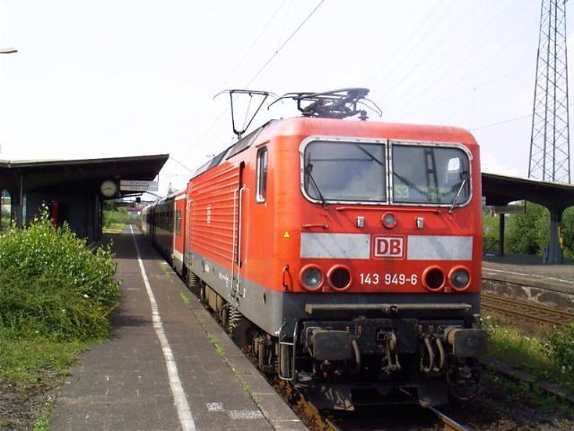 Die 143-949 in Mlheim West auf der Linie S3.
Das Foto entstand im Juli 03