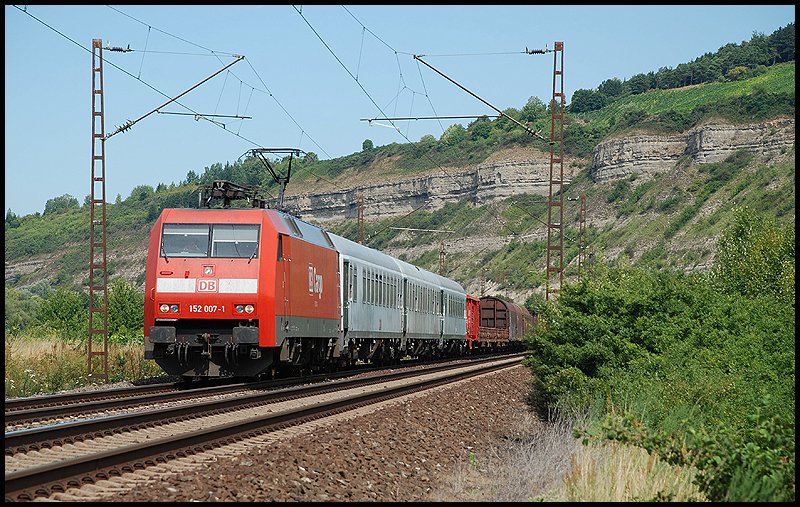 Die 152 007 berfhrt drei Begleitwagen und einen Gterzug in Richtung Sden. Aufgenommen im August 2008 bei Thngersheim im Maintal.
