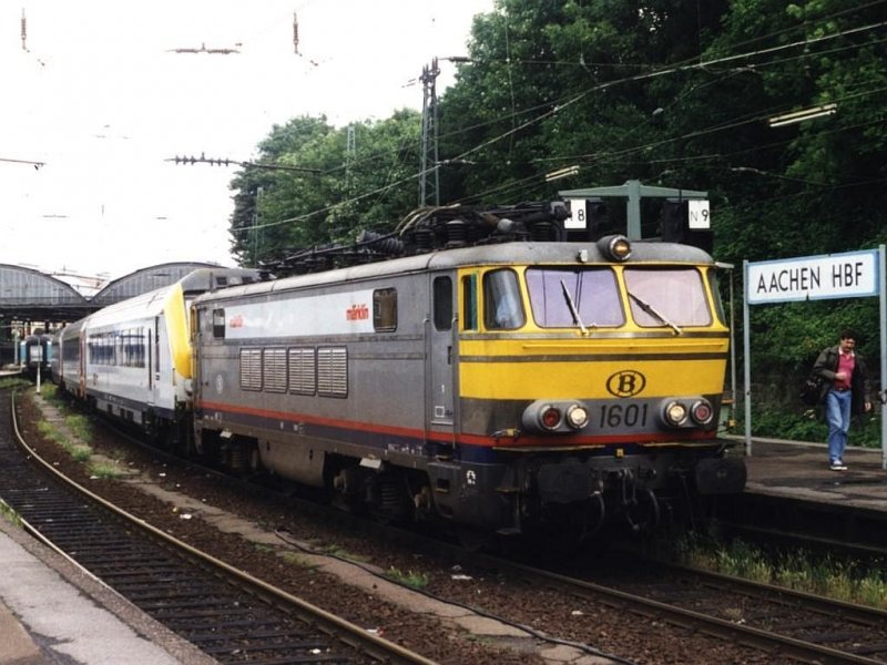 Die 1601 mit Mrklin-logo steht abfahrtsbereit mit D 428 Kln Hbf-Ostende auf Aachen Hauptbahnhof am 13-7-1998. Bild und scan: Date Jan de Vries.
