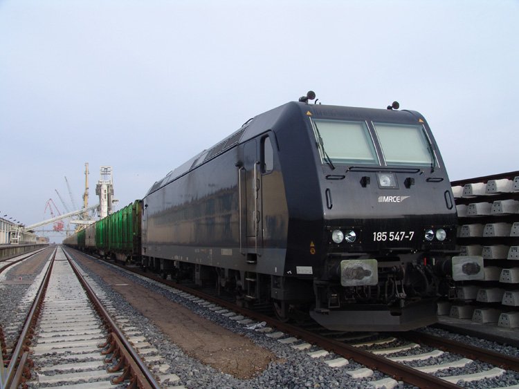 Die 185 547-1 der Firma MRCE(Mitsui Rail Capital Europe)abgestellt im Seehafen Rostock.Aufgenommen am 17.02.07
