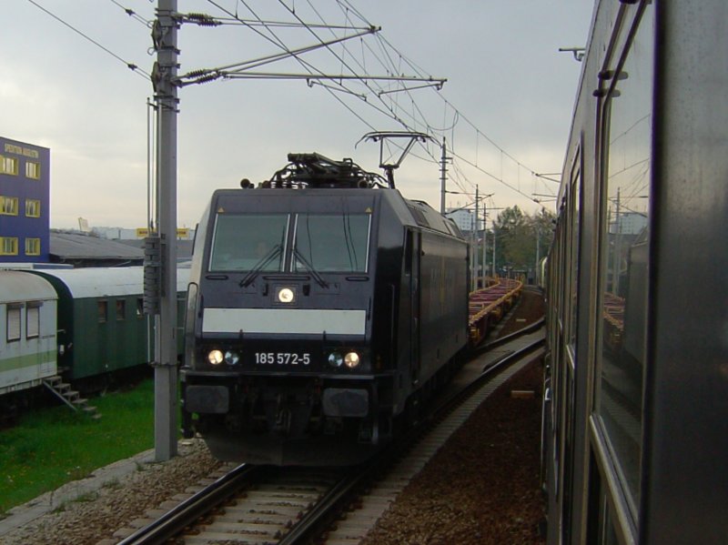 Die 185 572 von MRCE vermietet an RAIL 4 CHEM am 19.04.2008 in Wels mit einem Gterzug. 