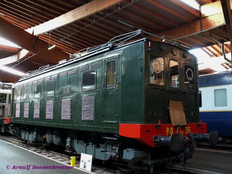 Die 1925 gebaute E-BB36 der BB-36 P.O. (Paris-Orlans-Bahn). Die 80 Loks dieser Serie sind in der Grundkonzeption Bo´Bo´-Loks, wie die der MIDI, unterscheiden sich aber in der Ausfhrung.
Die Loks liefen bei der SNCF mit den Nummer BB 1-80.
Das heit auch die SNCF hat ihre Elloknummerierung mit der 1 begonnen.
Mulhouse - Eisenbahnmuseum
21.05.2007
