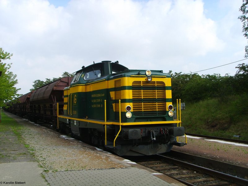 Die 211.074 der Erfurter Gleisbau GmbH mit Gterwagen und einer EIB als Schiebedienst im Bahnhof Smmerda am 23.07.2007