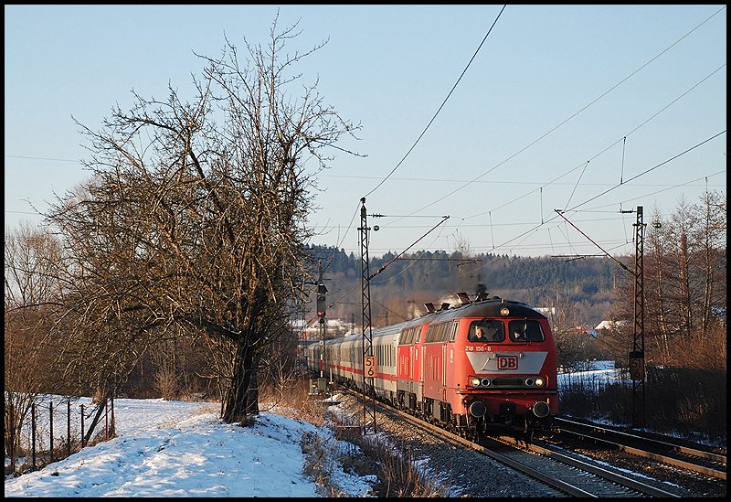 Die 218 156 und eine weitere 218er ziehen ihren InterCity nach Oberstdorf. Aufgenommen am Abend des 08.Januar 2009 bei Sen.
