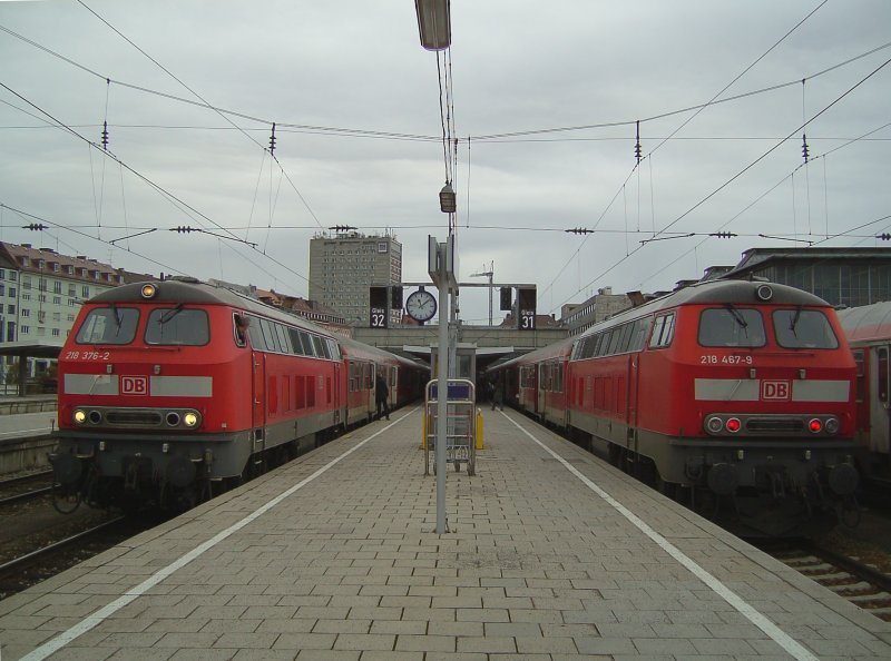 Die 218 376 und die 218 467 am 01.12.2007 in Mnchen HBF. 