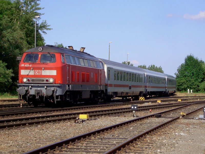 Die 218 423 mit dem IC Rottalerland am 21.06.2008 bei der Einfahrt in Mhldorf.