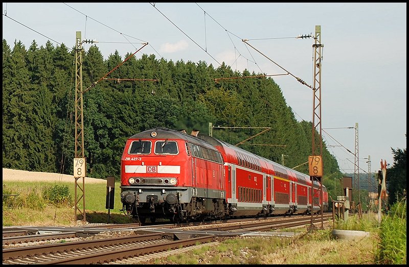 Die 218 427 ist mit einem Doppelstockwagenzug nach Lindau Hbf unterwegs. Aufgenommen im Juli 2008 bei Beimerstetten.