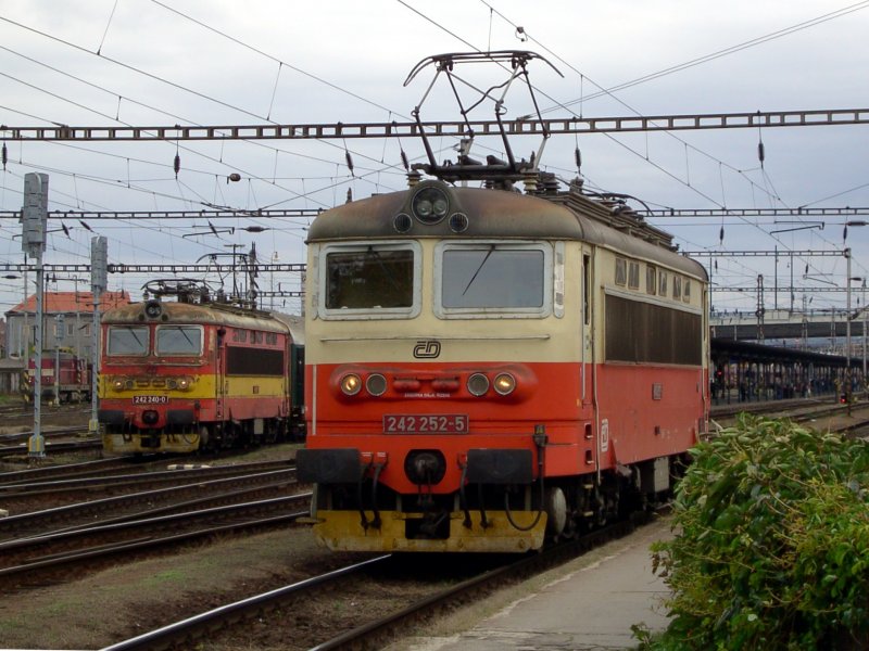 Die 242 252 und die 242 240 am 03.10.2008 in Pilsen Hbf. 