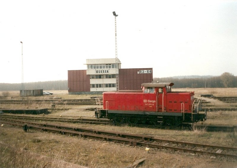 Die 347 079 im Mai 2001 vor dem Breitspurstellwerk in Mukran.