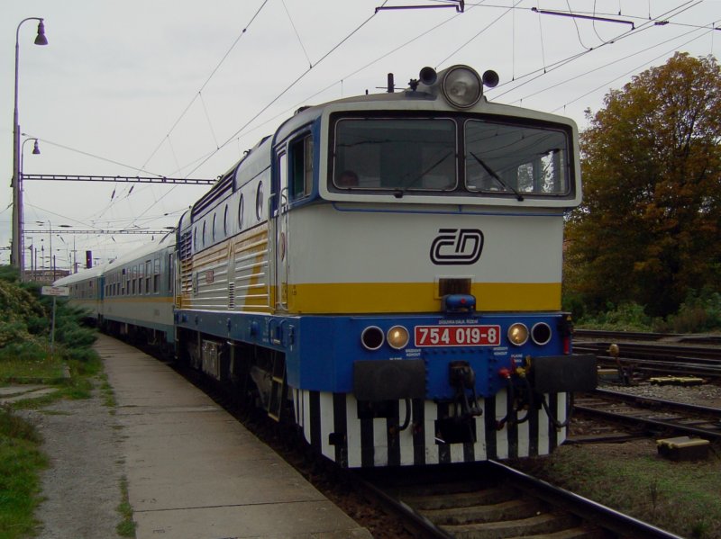 Die 754 019 am 03.10.2008 mit dem ALEX nach Prag bei der Einfahrt in Pilsen Hbf. 