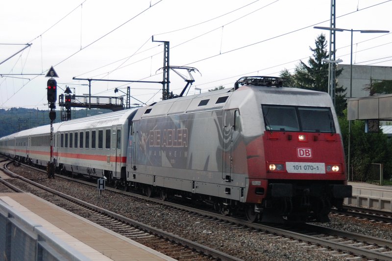 Die  Adler  hat die Geislinger Steige hinter sich gebracht... in diffusem Licht strmt 101 070-1 mit IC 391 Ulm entgegen. (Amstetten (Wrtt), 28.07.2008) .