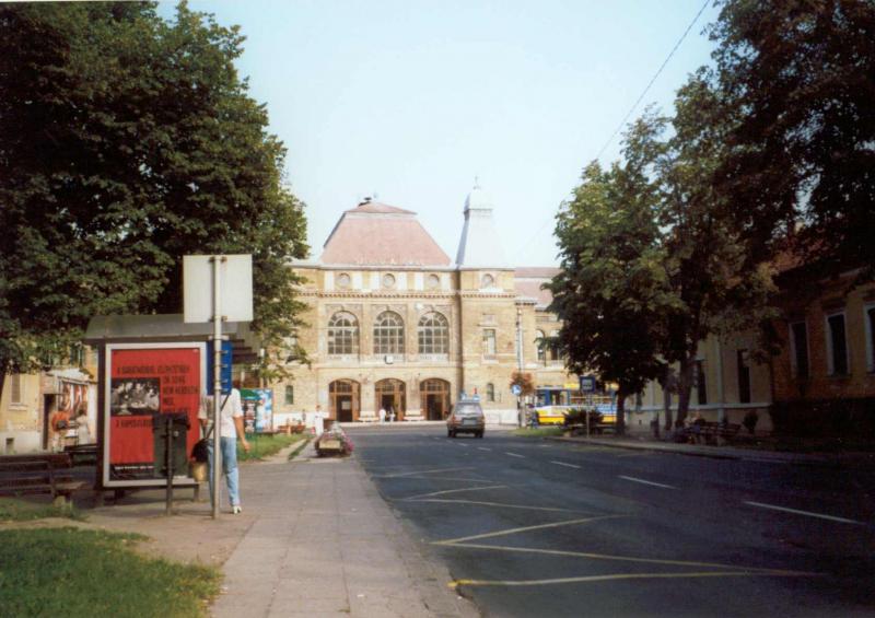 Die Auenfront des ungarischen Bahnhofes Szeged Palyaudvar im Sommer 2001. 